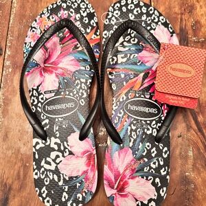 NWT Havaianas Wonen's Slim Flip Flop Black & Floral. Size 9-10.